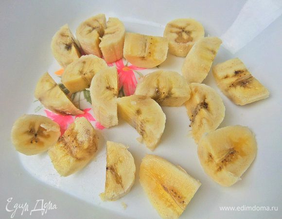 Переспелый банан нарезать.