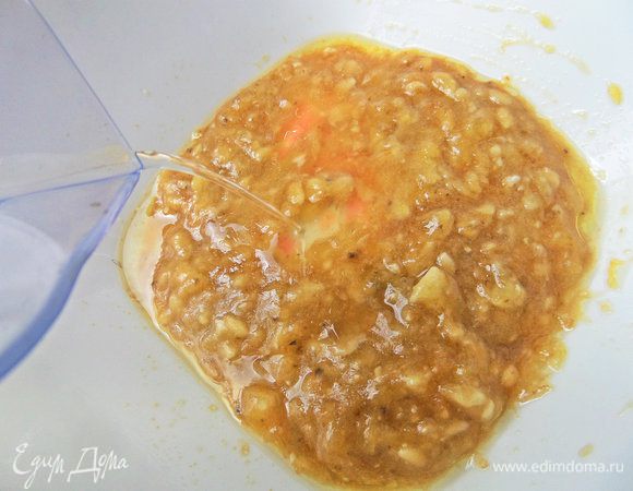 Влить сироп к банану.