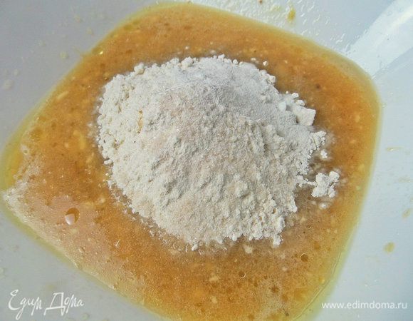 Всыпать муку с разрыхлителем.