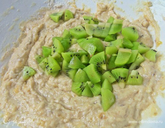 Очистить, нарезать, добавить в тесто.