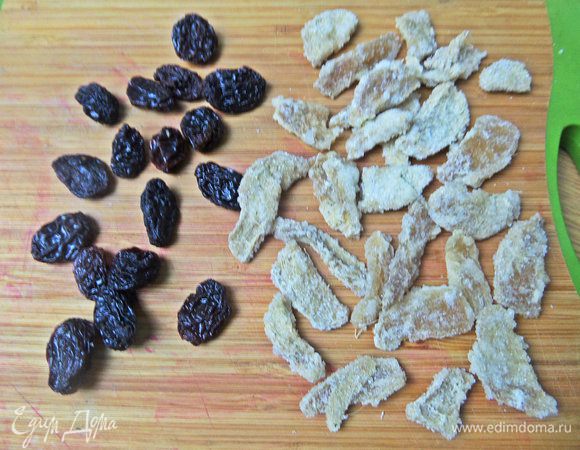 Решила добавить изюм и имбирные цукаты домашние.