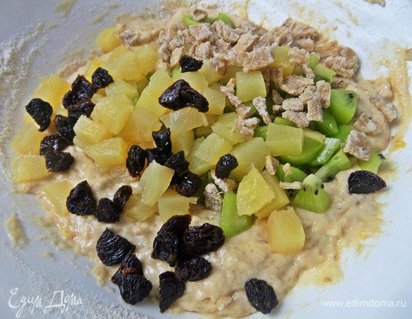 Высыпать в тесто.