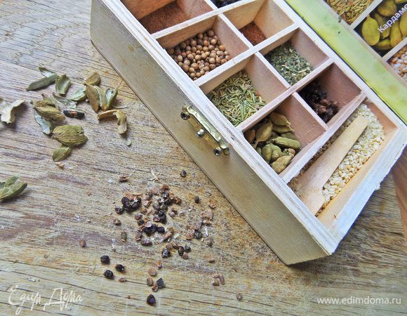 Кардамон очистить, растолочь.