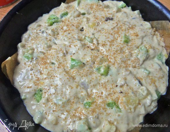 Вылить тесто в форму 22 см, которую я застелила промасленной бумагой. Слегка посыпать сахаром для корочки.