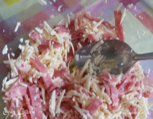 Пока тесто размораживается, мы будем готовить начинку. Для этого соломкой нарежем бекон, потрем на крупной или средней терке сыр твердых сортов.