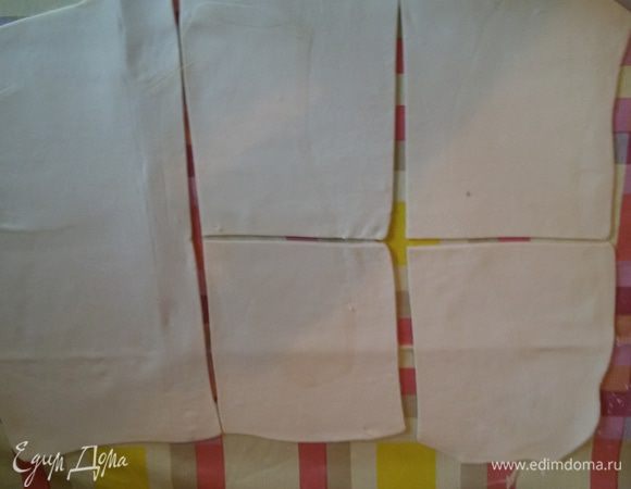 Присыпаем стол мукой. Начинаем раскатываем тесто и нарезаем его на одинаковые квадратики.