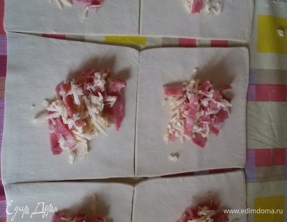 В центр квадрата выкладываем начинку.