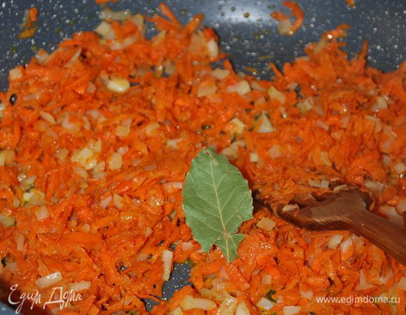 Когда обжаривается морковь с луком, я добавляю один листик лаврового листа, все вместе обжариваю.