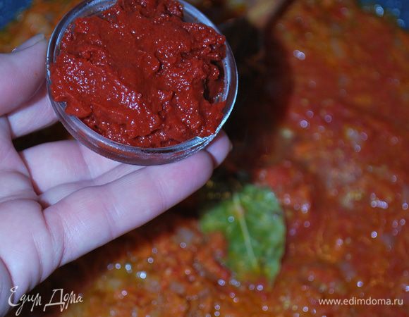 К моркови и луку добавляем томатное пюре, обжариваем и добавляем томатную пасту.