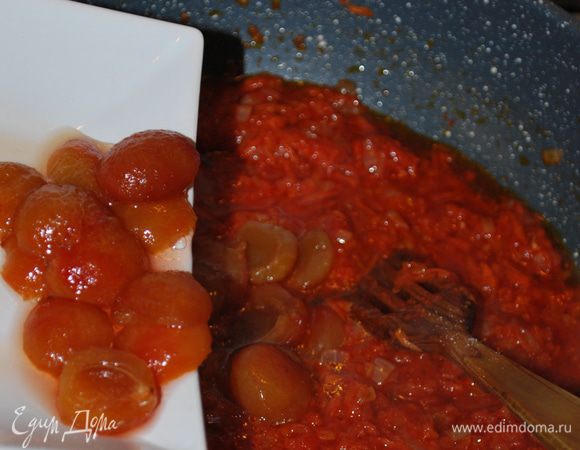 Добавляем сливы. Предварительно снимаем кожицу с них. У меня сливы некрупные, я добавила 10 штук. Обжариваем все до мягкого состояния слив.