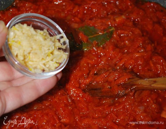 Добавляем тертый чеснок, перец. Обжариваем немного. Основа для харчо готова.