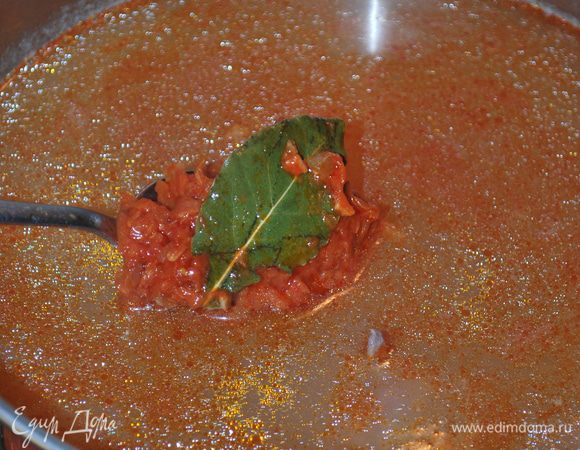 Когда бульон готов, мы кладем рис и варим его в бульоне. Тем временем подготавливаем основу. Когда рис будет готов, добавляем нашу готовую основу. Все перемешиваем.