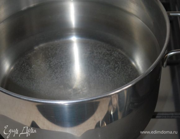 Ставим в большой кастрюле кипятить воду. Пока вода закипает, приготовим соус.