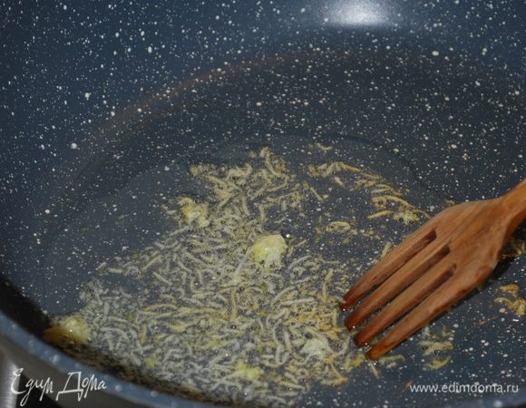 На оливковом масле обжарим чеснок, совсем чуть-чуть, нельзя чеснок пережарить!