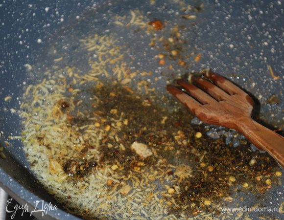 К чесноку добавляем итальянские специи и базилик. У меня набор итальянских острых специй к пасте из Италии. Я готовлю и со специями: травы итальянской кухни. Получается вкусно. Много специй не надо добавлять, чтобы не перебивать основной вкус.