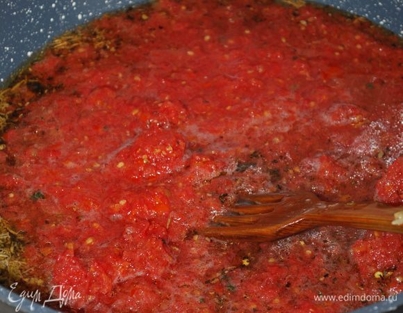 Чеснок и специи обжарили и добавляем свежие помидоры, у меня они в виде томатного пюре.