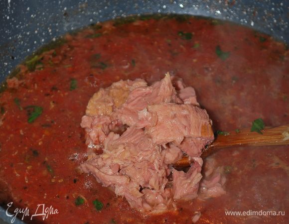 Томат со специями обжарили и добавляем натурального тунца. Тунец для салата не подойдет!Надо брать кусочками в собственном соку.