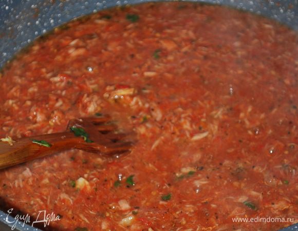 Перемешиваем, добавляем ложечку чесночного масла и пробуем на вкус. Добавляем соль, сахар на свой вкус. Соуса получается много, паста будет сочной.