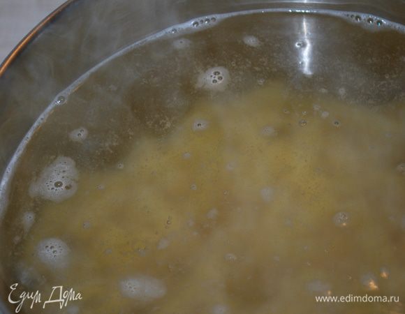 Тем временем вода закипела, солим и кладем 500 граммов сухой пасты. Варим до состояния аль денте, попробуем на вкус, паста не должна перевариться, внутри паста должна остаться твердой. Паста готова. Сливаем воду. Не промываем!