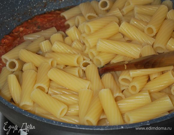 Пасту соединяем с соусом. Перемешиваем. Сразу подаем к столу. Соуса много, и паста у нас сочная и вкусная.
