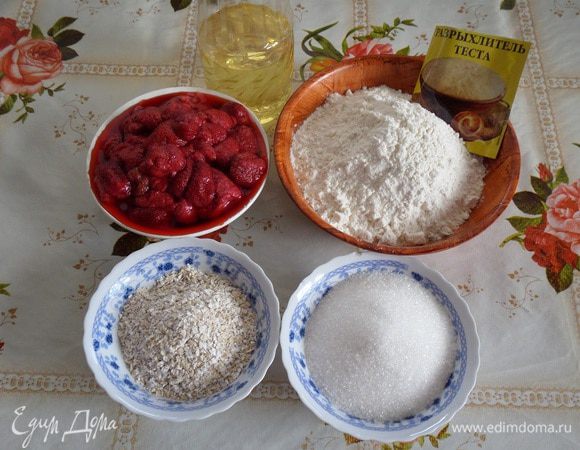 Подготавливаем продукты. Для приготовления печенья я использую замороженную клубнику из собственных летних заготовок, предварительно разморозив ягоду и откинув ее на дуршлаг.