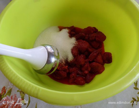 Клубнику выложить в чашку. Добавить сахар и соль. Пюрировать с помощью блендера.