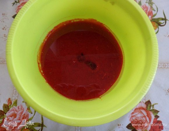 В клубничное пюре добавить растительное масло. Хорошо перемешать.