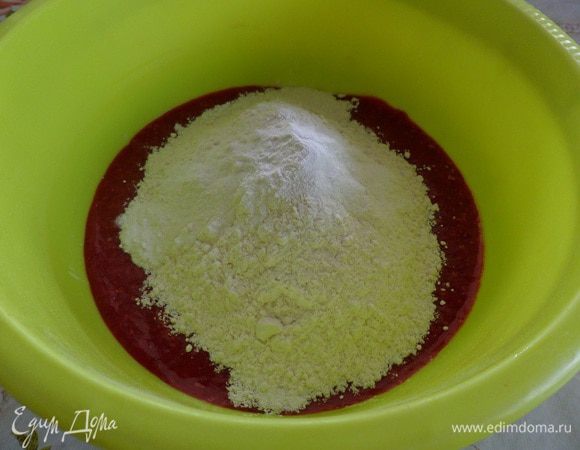 Добавляем просеянную муку и разрыхлитель теста.