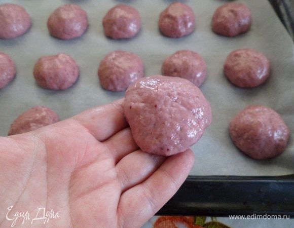 Руки смазываем растительным маслом. От общей массы теста отделяем небольшой кусочек. Придаем форму. Выкладываем на противень, застеленный пергаментом.