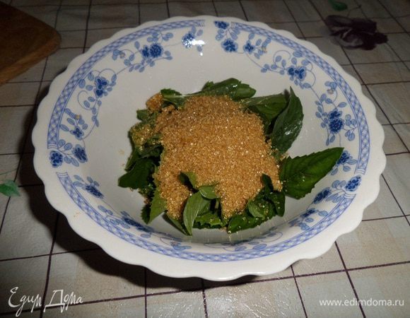 Листики мяты промываем и обсушиваем. Складываем в чашку и засыпаем сахаром.