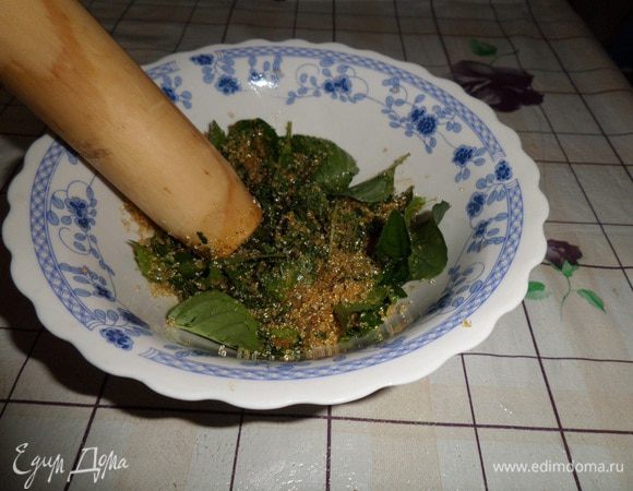 Листья мяты потолочь с сахаром.