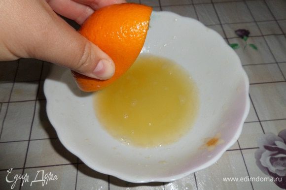 Апельсин помыть водой. Отрезать 2 кружочка, а из остального апельсина выжать сок.
