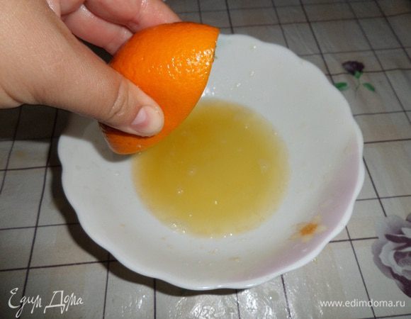 Апельсин помыть водой. Отрезать 2 кружочка, а из остального апельсина выжать сок.