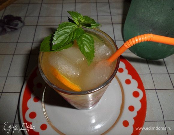 Наливаем в стакан свежевыжатый сок (1/4 от общего объема выжатого сока) и холодную  фильтрованную воду.