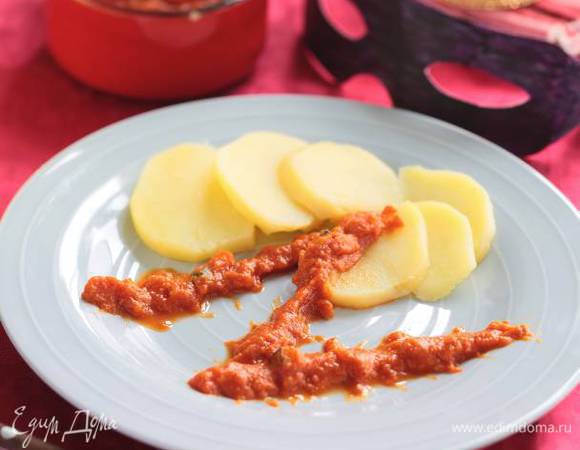 Измельченные помидоры соединить с зеленью, добавить сок лимона, сахар, посолить и поперчить.