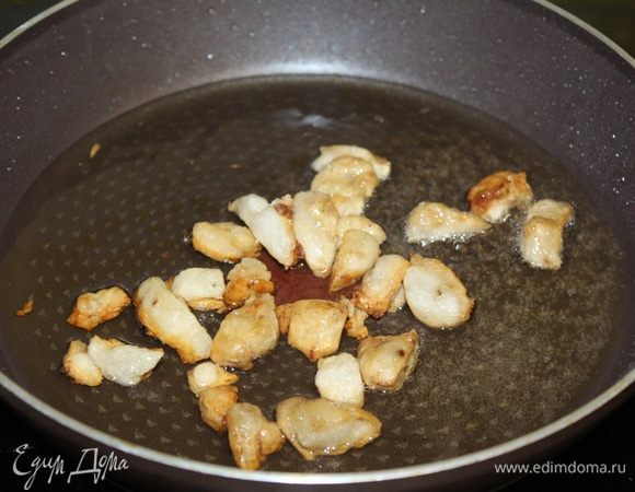 Заранее подготовьте все продукты: порежьте мясо, лук, морковь соломкой. Хорошо разогреваем посуду, в которой будет готовиться плов. Из курдючного жира вытапливаем жир и вынимаем шкварки.