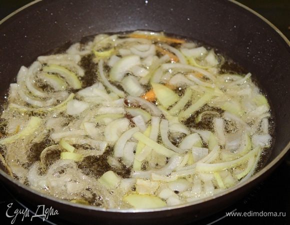 Не уменьшая огонь, добавляем порезанный на полукольца лук. Обжариваем до золотистого цвета.