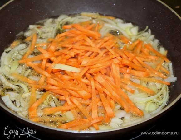 Добавляем заранее нарезанную морковь, слегка обжариваем.
