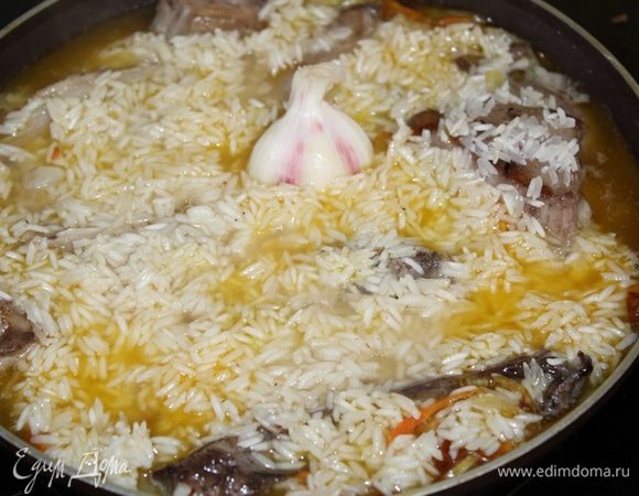 Выкладываем рис поверх мяса с морковью и луком. Заливаем кипятком, очень аккуратно. Плов должен очень быстро закипеть. Даем покипеть так минут 5, затем убавляем огонь, варим до готовности риса, не мешаем, только можно лопаткой разровнять рис. Когда вода выкипит окончательно, убавляем огонь до самого маленького, накрываем казан крышкой и сверху полотенцем. Ждем 20 минут и подаем. Приятного аппетита!