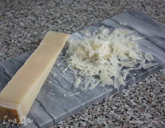 Пармезан тонко настрогать или натереть. Пластинками он выглядит аппетитнее:) Его можно и побольше, чем 50 г.