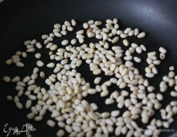 Кедровые орехи слегка обжарить на сухой сковороде, добавить масло, дать ему вспениться и снять с огня. Уже на этом этапе масло называется ореховое, ну, а уж если сразу добавить кедровое или виноградное, то блюдо только выиграет.