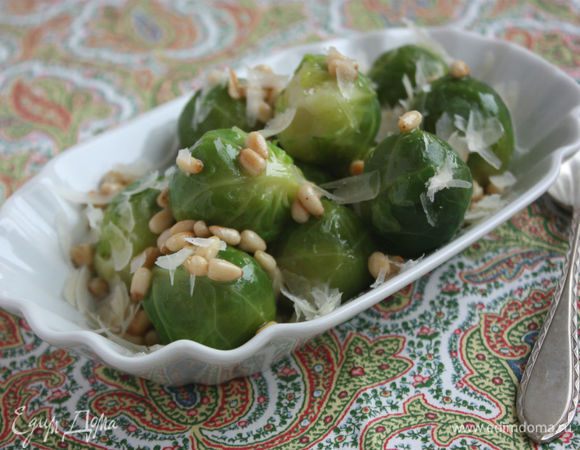 Теплую капусту полить маслом с орехами, посыпать пармезаном и перемешать. Приправить мускатным орехом и подавать. Приятного аппетита!