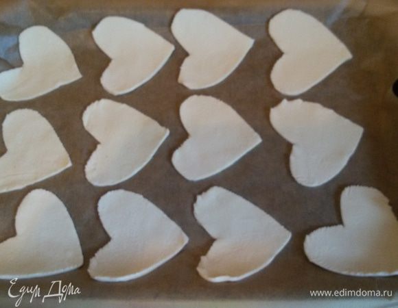 Раскатываем тесто и вырезаем сердечки, как на фото! Если не хотите сердечки, можно вырезать что угодно, у меня был трафарет сердечка, также есть различные формочки разных цветов и размеров. В общем, тут вам поле для творчества. Смазываем сердечки яйцом и присыпаем немного сахаром, ставим в разогретую духовку до 180°С на минут 20.