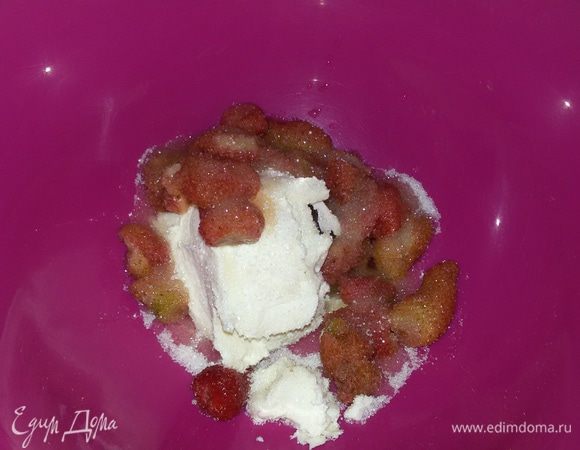 Пока сердечки выпекаются, взбиваем сыр, сахар (или сахарную пудру, и тут кто сколько любит, сладкоежки могут положить чуть больше) и клубнику (у меня клубника была замороженная (а не своя, потому что не сезон), я перекладываю ее из сита, когда сок хорошо стек.