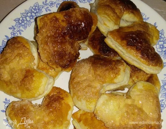 Вытаскиваем сердечки из духовки и намазываем сверху наш сырный крем. 