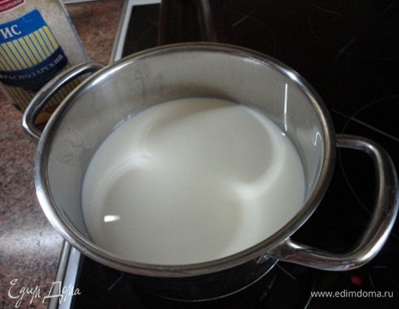 Молоко с солью довести до кипения, всыпать рис и варить на медленном огне 25 минут. Дать остыть.