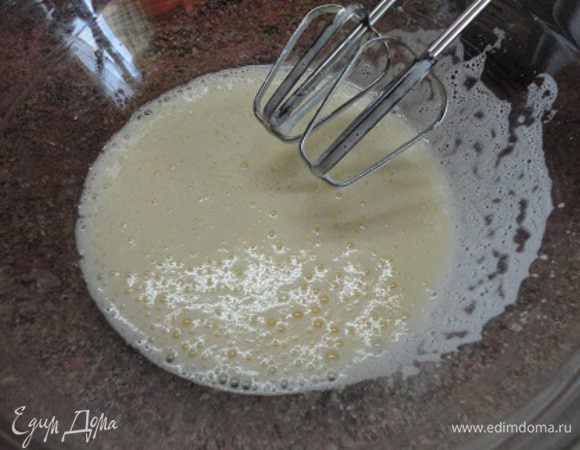 Духовку нагреть до 180°С. Яйцо взбить с сахаром и ванильным сахаром.