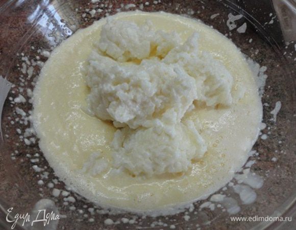 Добавить мягкое сливочное масло, творог, лимонный сок и остывшую рисовую кашу. Перемешать.