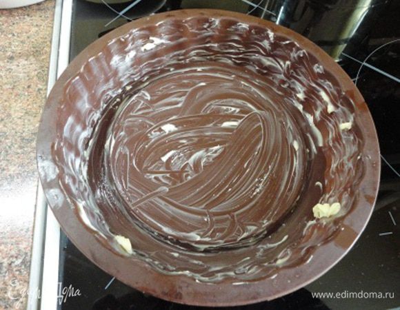 Форму смазать 1 ч. л. сливочного масла.