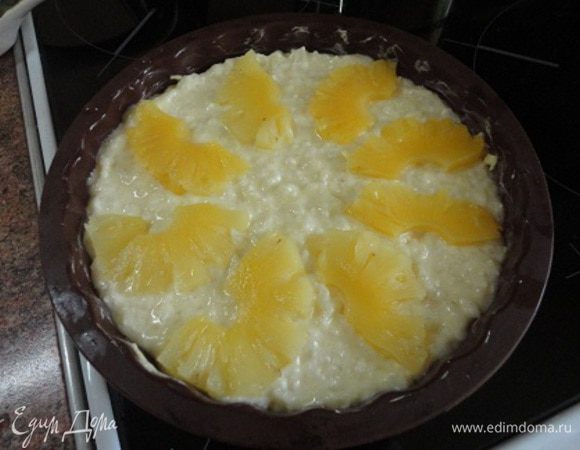 Массу выложить в форму, сверху разложить дольки ананасов. Запекать 35 минут.